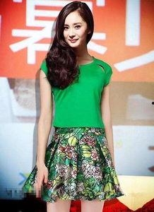 明星绿色上衣搭配,明星绿色上衣搭配指南